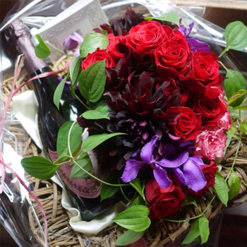 還暦祝いに赤いお花と赤ワイン(シャンパン)のセット