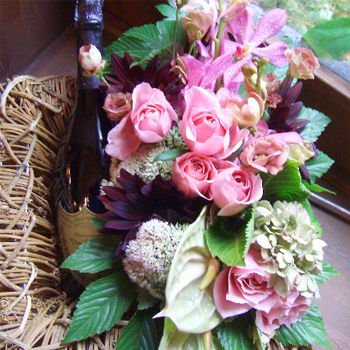 オシャレな友人に贈る花とワインの結婚プレゼント