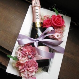 結婚祝いプレゼント おしゃれ[ワイン 花 ギフト]シャンパン(モエ)とプリザーブドの額縁アレンジ(ピンク)