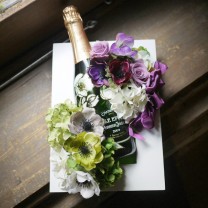古希祝い 結婚祝い 還暦祝いプレゼント[ワイン 花ギフト]フルボトル 花柄シャンパン(ペリエ ジュエ)とプリザーブドフラワーの額縁アレンジ