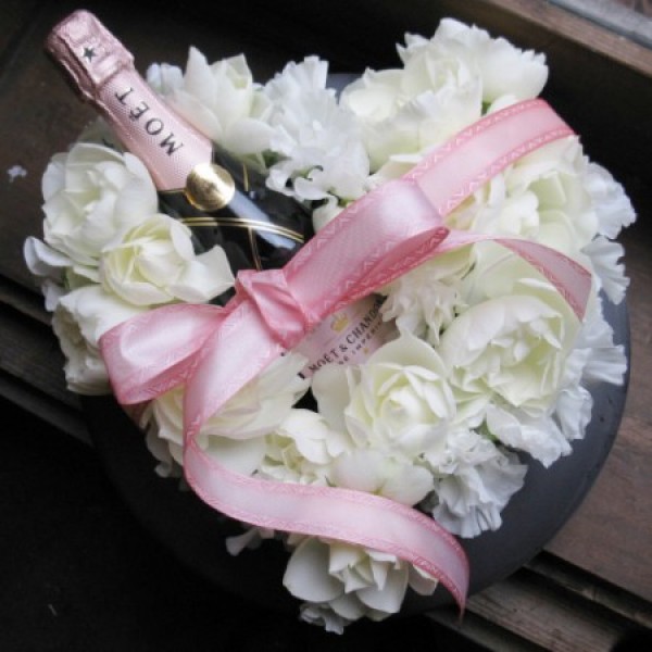 結婚祝いに人気の銘柄シャンパン モエとセンスの良いお花のギフトサムネイル
