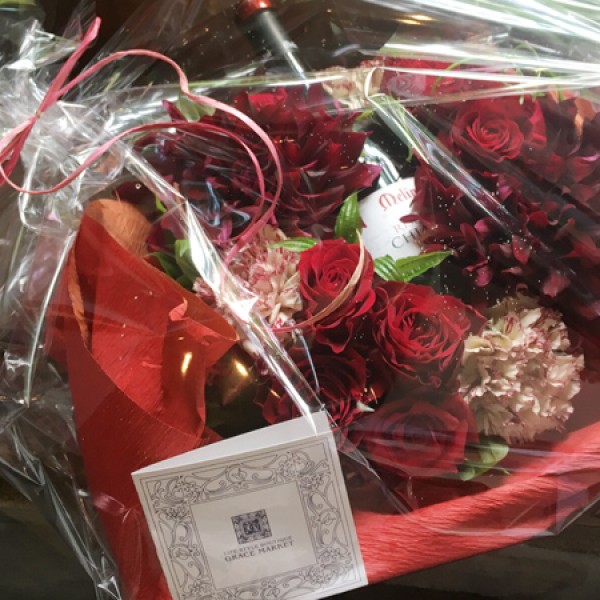 女友達やお父さん、お母さんへの還暦祝いに！おしゃれな赤いお花とお酒のギフトサムネイル