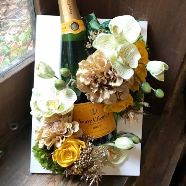 誕生日プレゼントに大人気！シャンパン ヴーヴクリコとお花のギフトサムネイル